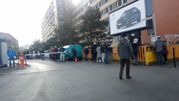 V Novom Meste stoja pred odberovými mestami ľudia v dlhých radoch, ale cez víkend by sa situácia mala zlepšiť