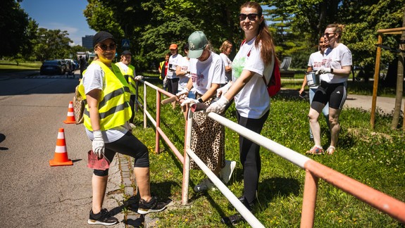 Dobrovoľníci v akcii: Bratislavu a okolie vylepšuje 5 000 ľudí. Pomáhajú školám, seniorom aj prírode