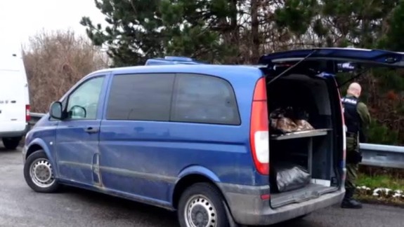 VIDEO: Colníci zastavili pohrebné auto. Neprevážalo však mŕtveho, ale čosi celkom iné