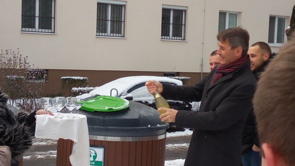 FOTO: Nové kontajnery krstili šampanským