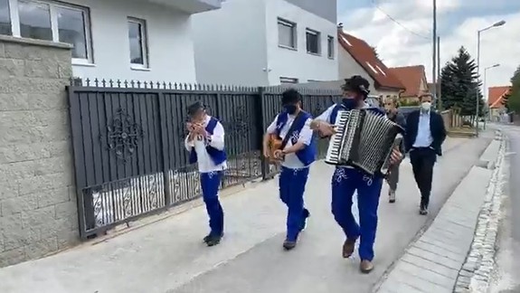 VIDEO: Hodovú nedeľu obyvateľom Rače spríjemňovala "pouličná" hudobná skupina...