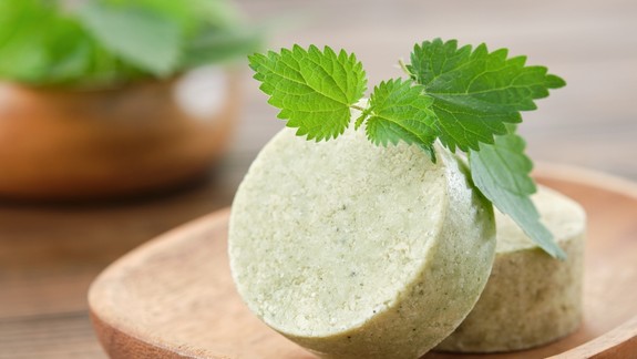 Zdravie a krása so žihľavou: Výhody použitia žihľavového šampónu