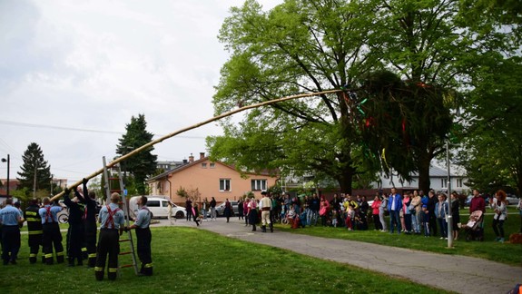 Tip na sviatočný deň: V Ružinove postavia v priebehu pondelka až šesť májov