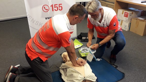 FOTO a VIDEO Každý z nás dokáže zachrániť život vďaka prístroju v bratislavskom podchode! Pozrite sa, ako na to