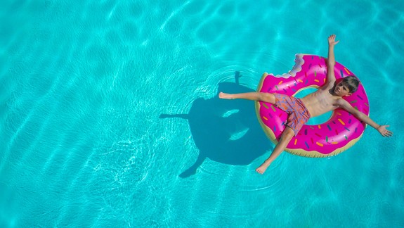 Čím je dieťa menšie, tým náchylnejšie je na prehriatie počas horúčav