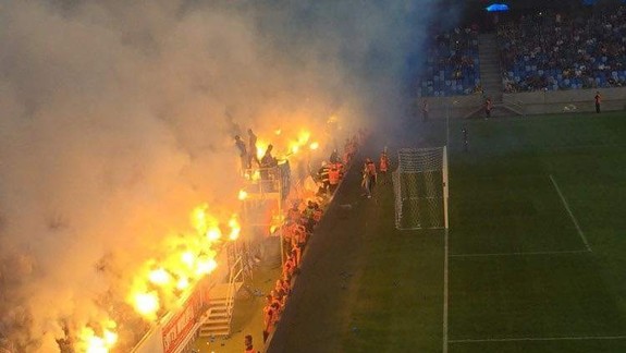 Barbarstvo: Pri derby Slovan - Trnava sa štadión ocitol v plameňoch