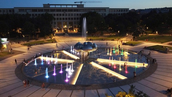 FOTO: Fontána na Námestí slobody večer. Vychutnajte si krásne zábery