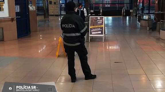 Muž na petržalskej železničnej stanici ohrozoval nožom esbeeskárov