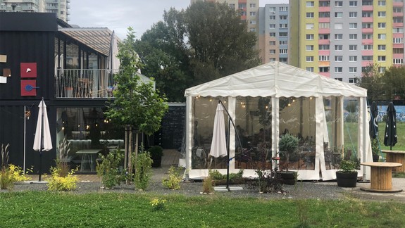 Úplne uzatvoreným terasám odzvonilo, hygienici spresňujú pravidlá