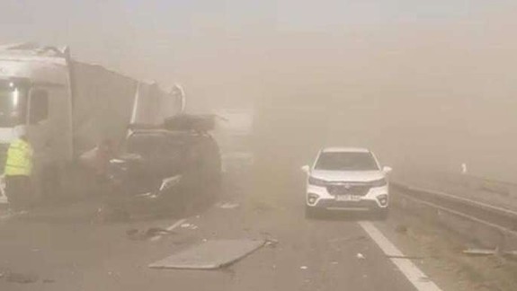 Pri Čunove vyčíňala piesočná búrka, diaľnicu D2 museli obojsmerne uzavrieť