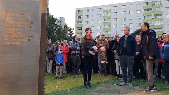 FOTO a VIDEO: Dúbravčania spomínali na Deža Ursinyho koncertom pred domom, kde žil...