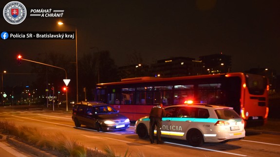 FOTO: Vodič s bratislavskou značkou na aute ušiel z Rakúska miestnym policajtom - tí ho dostihli až v Petržalke!