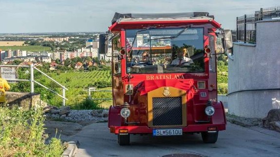 Chcete degustovať víno? Pos Mostom SNP môžete nasadnúť na Račanskú lokálku