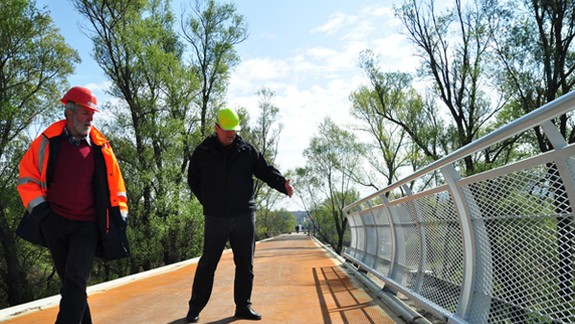 Práce na výstavbe cyklomosta ponad Moravu finišujú