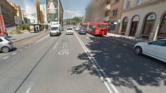 Šialené: Taxikár po hádke nabral cyklistu na kapotu a v útokoch pokračoval