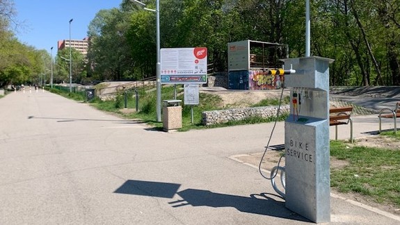 Cyklostojan chváli aj majiteľ neďalekého ikonického servisu