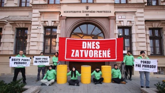 Vchod MŽP zablokovali aktivisti z Greenpeace, Danko kritizuje Šutaja Eštoka