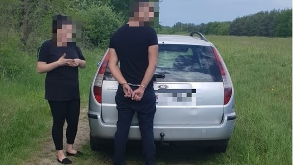 Policajná naháňačka: "Nevodič" najskôr unikal na aute, potom po svojich