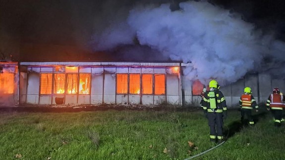 Pri Troch vežiach vypukol požiar, na miesto dorazili desiatky hasičov