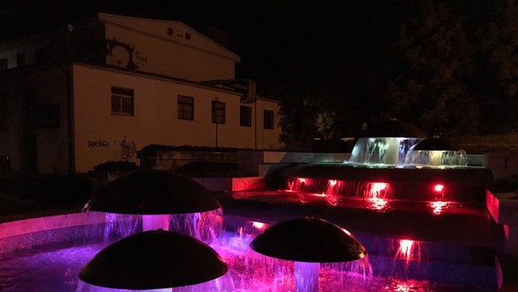 Karlova Ves pripomína, že fontány na jej území neslúžia na kúpanie, majú ochladiť