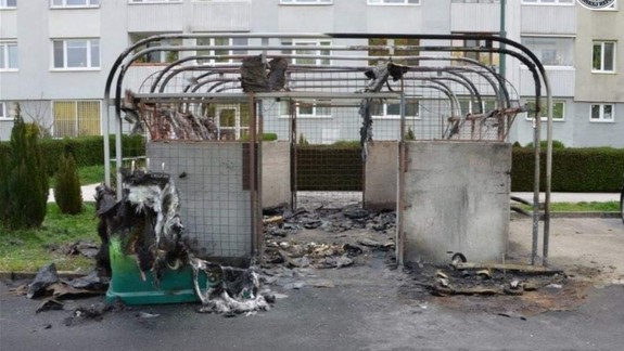 V Petržalke vyčíňal podpaľač, horeli kontajnery i autá