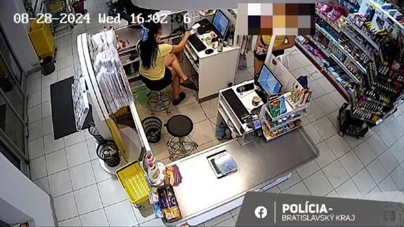 VIDEO Ozbrojenú lúpež v drogérii v Starom Meste zachytili kamery, polícia pátra po totožnosti muža z fotografie