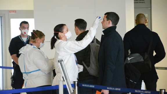 Ústredný krízový štáb pritvrdil - zatvárajú sa letiská, školy, lyžiarske strediská a nákupné centrá budú fungovať v obmedzenom režime