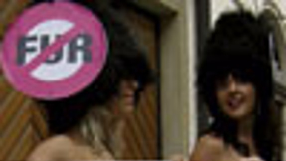 Dve vyzlečené Britky proti zabíjaniu medveďov