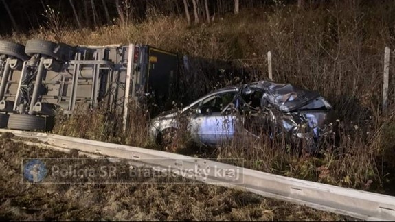 Vážna nehoda na D2: Do auta, ktore zrazilo lesnú zver, narazil opitý kamionista