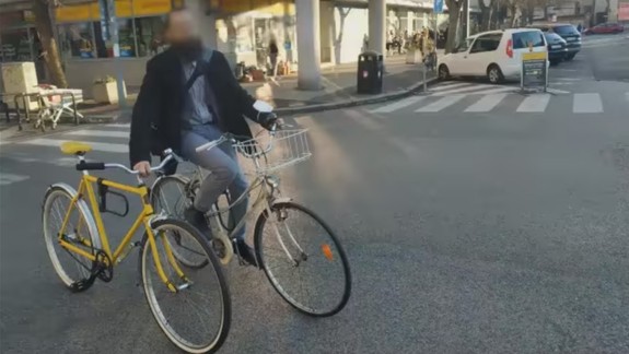 Pirát na bicykli: Napriek vybudovanej cyklotrase uháňal po strede cesty a ešte držal druhý bicykel