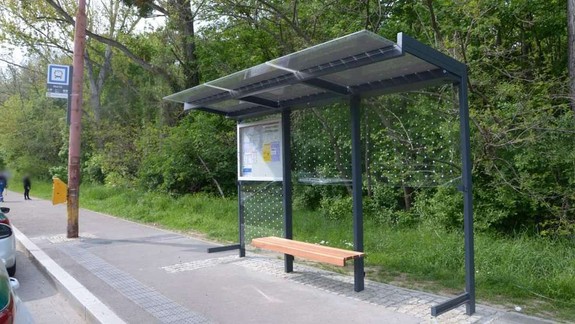 Kradne sa už všetko. V Petržalke zmizli sklenené výplne zo zastávky MHD