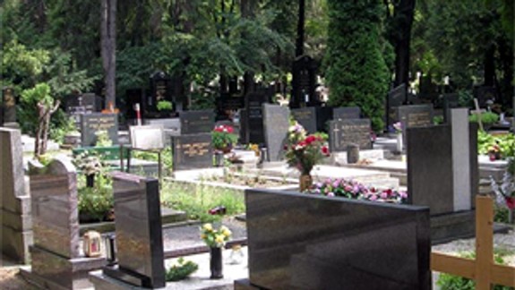 Ani na cintoríne nie je pokoj, kamenári si v ňom hľadajú prácu