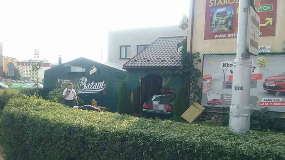 FOTO: Muž v Liptovskom Mikuláši prerazil svojou audinou stenu do reštaurácie...