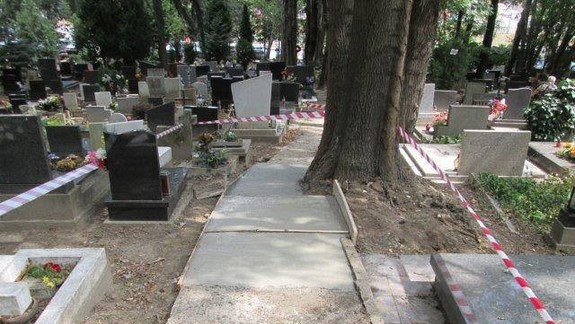 Na cintoríne v Slávičom údolí urobili nový chodník – ľudia sú z neho v rozpakoch!