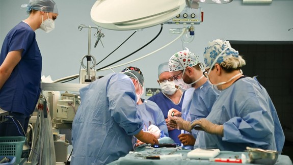 Raritná operácia v NÚDCH: Dieťaťu s rakovinou namiesto amputácie nahradili pätovú kosť endoprotézou