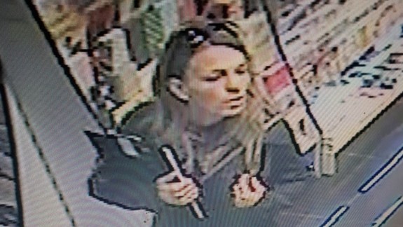 Nepoznáte túto ženu? Policajti ju hľadajú v súvislosti s krádežami v prevádzkach obchodných centier