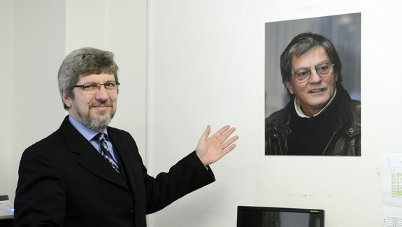 Na nebohého bratislavského herca Jozefa Adamoviča si zaspomínajú jeho spolužiaci...