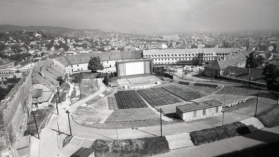 Vzácne foto: Večery na hradnom amfiteátri boli nádherné, spomínal i Julo Satinský