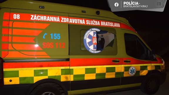 Agresor na Botanickej ulici: Muž z Brezna rozbil kameňom okno okoloidúcej sanitky