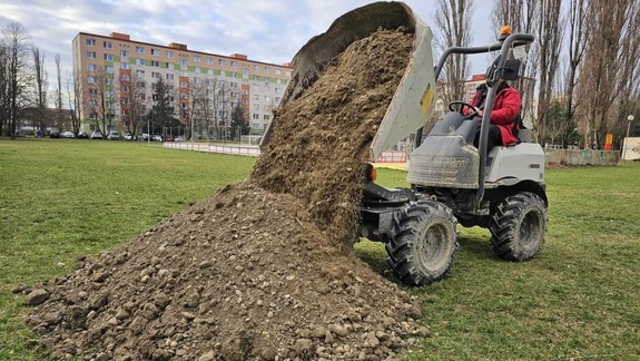 V rovinatom Ružinove vyrastie kopec, už sa na ňom pracuje