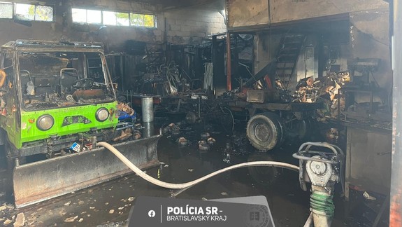 Vo Vrakuni horel ráno sklad, príčinou bol pravdepodobne skrat