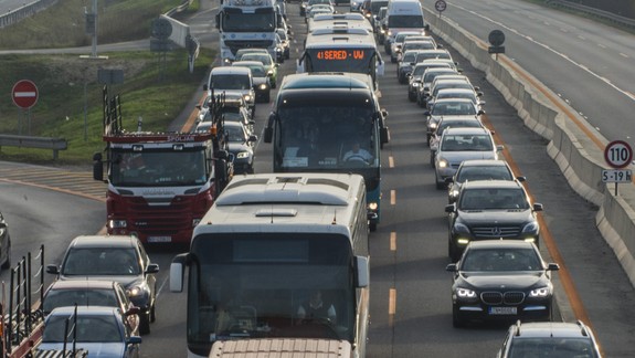Hrozba dopravného kolapsu: Nesrovnal už požiadal okolité obce, aby vytypovali plochy na odstavenie áut