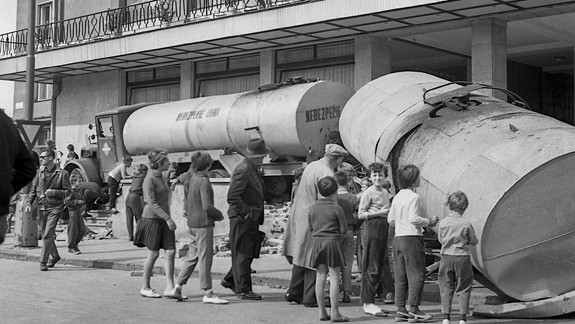 Boli ste pri tejto kurióznej autonehode? Vodič cisterny vyletel až na terasu pod kaviarňou Dukla