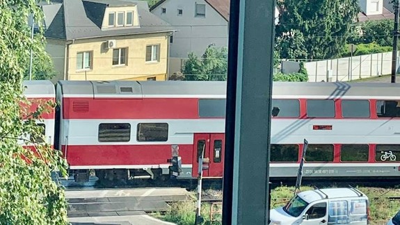 Na priecestí na Ivanskej ceste došlo k zrážke vlaku a auta