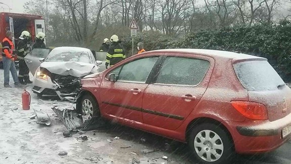 Zasnežené ráno: Na viacerých miestach sa vytvorili kolóny, na Lamačskej sa stala nehoda