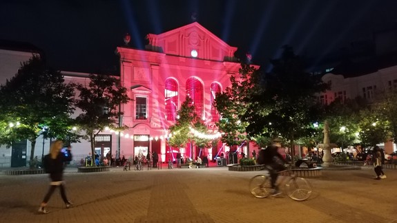 Kultúra volá o pomoc, viaceré budovy sa rozsvietili na červeno
