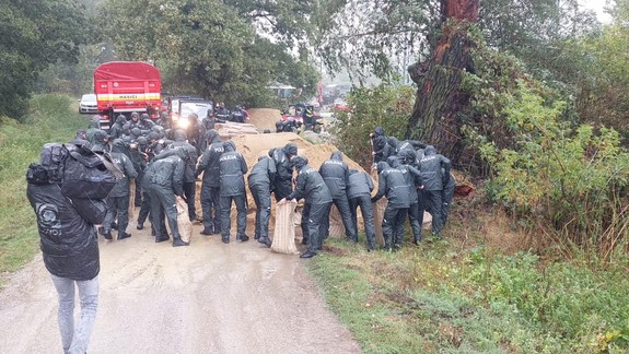 Situácia pri rieke Morava je vážna: Vojaci pomáhajú s ukladaním vriec s pieskom k hrádzi