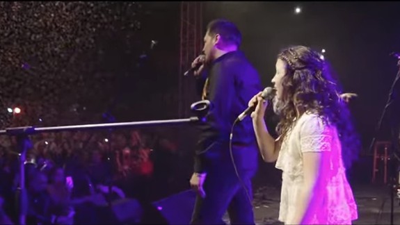 VIDEO: Adventný kalendár – deň č. 18: Igor Kmeťo mladší a dcérou Rebeccou a ich Vianočný song