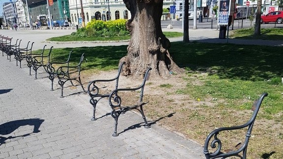 KURIOZITA: V Starom Meste sú lavičky, na ktorých sa nedá ležať a už ani sedieť...