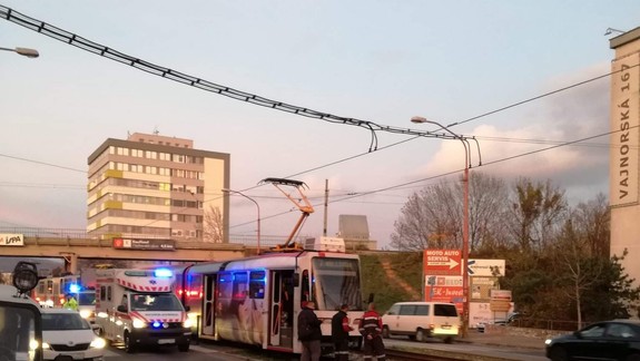 Pre vážnu nehodu na Račianskej nepremávali električky